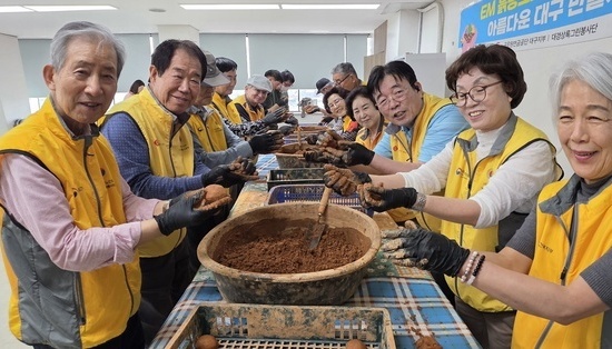 공무원연금공단 대구지부,  ‘EM 흙공 만들기’ 로 하천 수질 개선에 앞장