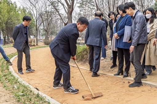 발끝으로 만나는 자연’ 마포구 부엉이근린공원 황톳길로 초대합니다