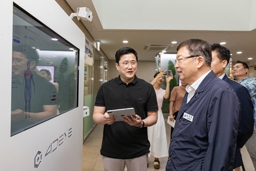 광진구, 광진경제허브센터 입주기업 튀김로봇 전달식