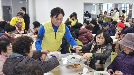 한국신지식인협회 중앙회 ‘2026 새해 첫 번째 신지식인 봉사, 어르신 떡만두국 나눔 행사’ 성황리에 마쳐