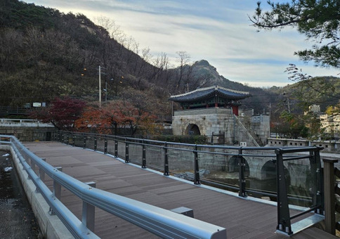 “눈앞에 펼쳐지는 탕춘대성 절경” 종로구, 홍지문에 전망대·소원나무 설치