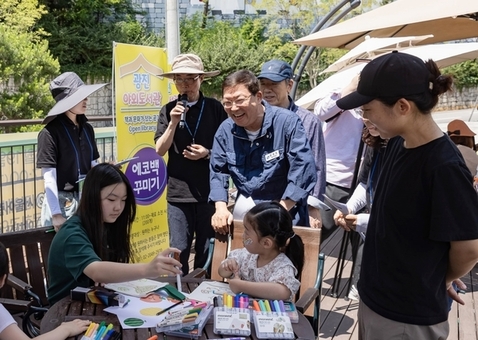 밤에 시 쓰고, 고궁서 책 읽고… 광진구, 도서관의 날 기념행사 개최