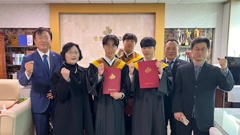 한국신지식인협회 중앙회,  경희중학교 졸업생들에게 장학증서 전달!