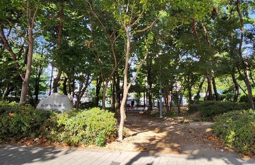 바위폭포 아래서 뛰노는 반려견, 마포구, ‘댕댕이 쉼터’로 놀러오세요!