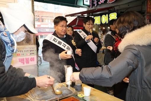박강수 마포구청장, 설날을 맞아 전통시장 방문해 소통 행보 나서