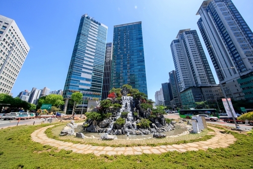 마포의 관문이 달라졌다...공덕오거리 교통섬 폭포 탄생