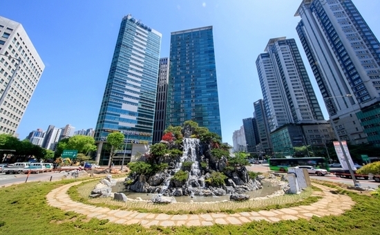 마포의 관문이 달라졌다...공덕오거리 교통섬 폭포 탄생