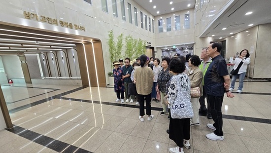 어르신과 함께한 웰다잉 견학. 장례문화 이해 넘어 삶의 성찰까지