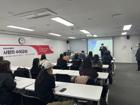 손끝으로 소통… 종로구 ‘사랑의 수어교실’