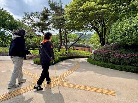 종로구, 부서 협업으로 무궁화동산 시각장애 학생 보행환경 개선