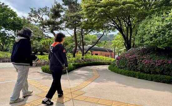 종로구, 부서 협업으로 무궁화동산 시각장애 학생 보행환경 개선