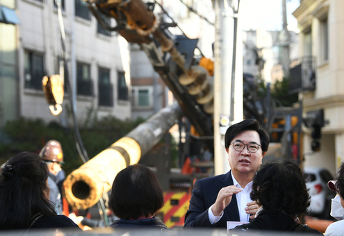 ‘내년까지 누적 50개 달성 목표’ 동작구, 길 막아선 전봇대 계속 뽑는다